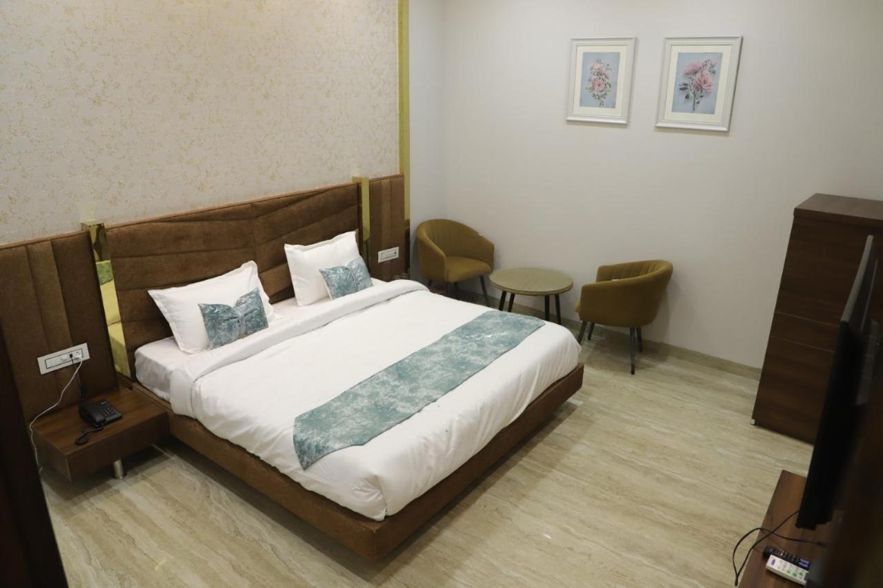 The Royal Casa Hotell Ludhiana Exteriör bild